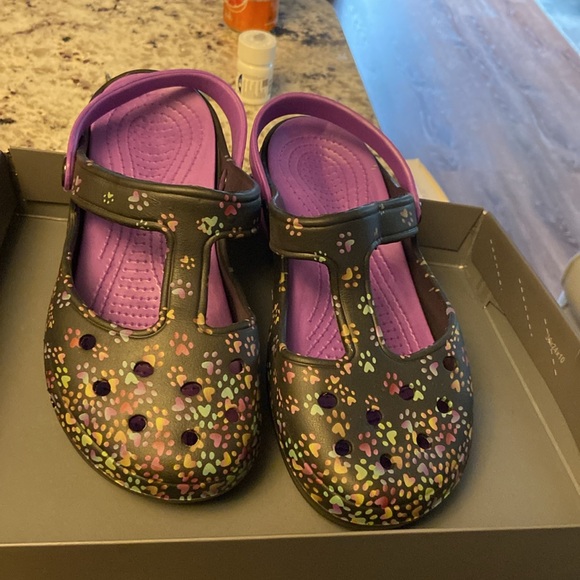 Purpley ‘Pawty’ crocs-like shoes. Hearts paws & Humane Society support! Sz. 8W - Picture 2 of 6